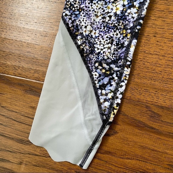 Lululemon Wunder Under Crop HighRise Luxtreme
Floral Metropolis Multi Starlight - Picture 8 of 12